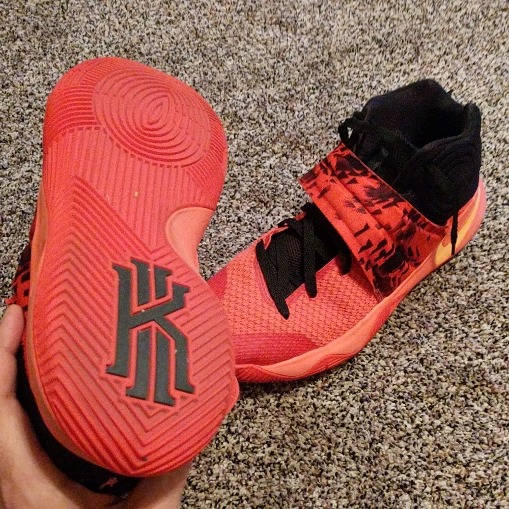 Kyries - Picture 2 of 3